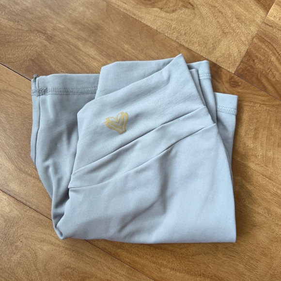 CLS seamless front scrunch shorts - Picture 3 of 3